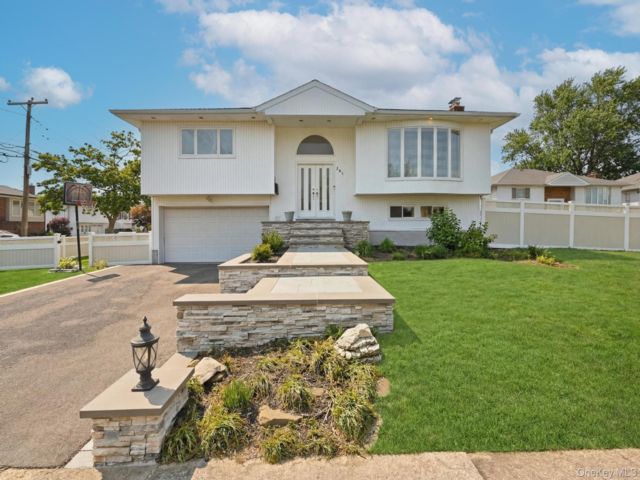  4 BR,  3.00 BTH &nbsp;Hi ranch style home in Oceanside