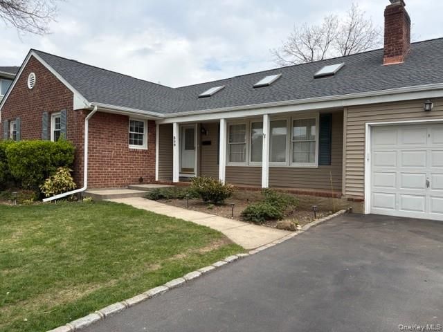  3 BR,  2.00 BTH &nbsp;Ranch style home in Garden City