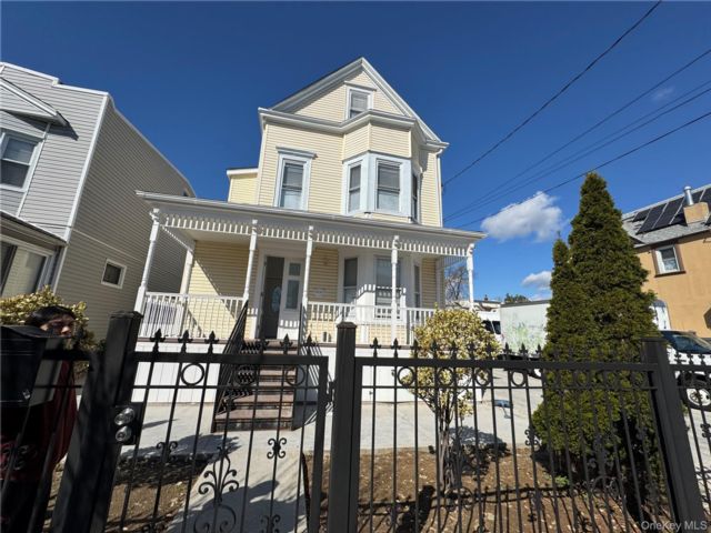  4 BR,  2.00 BTH &nbsp;A-frame style home in Woodhaven