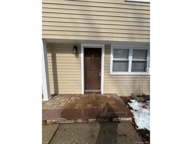  3 BR,  1.00 BTH &nbsp;Garden style home in Smithtown