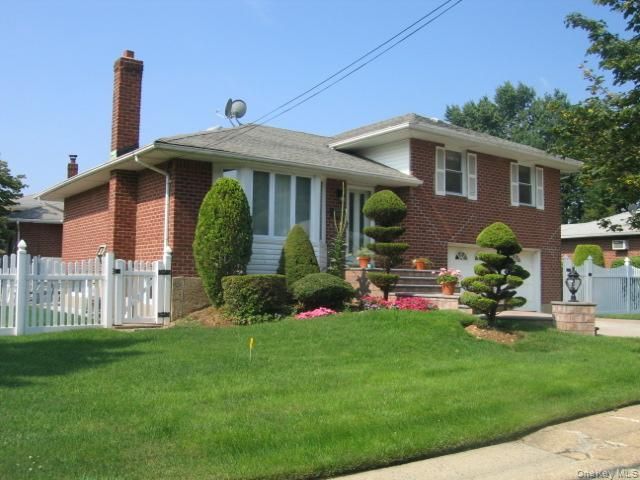  4 BR,  2.00 BTH &nbsp;Split level style home in Syosset