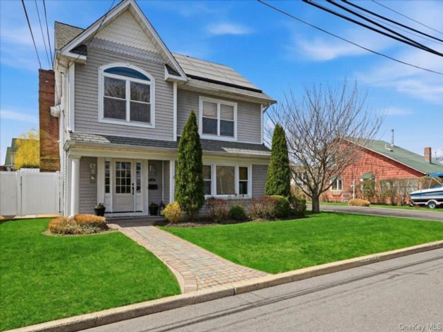  5 BR,  3.00 BTH &nbsp;Colonial style home in Babylon