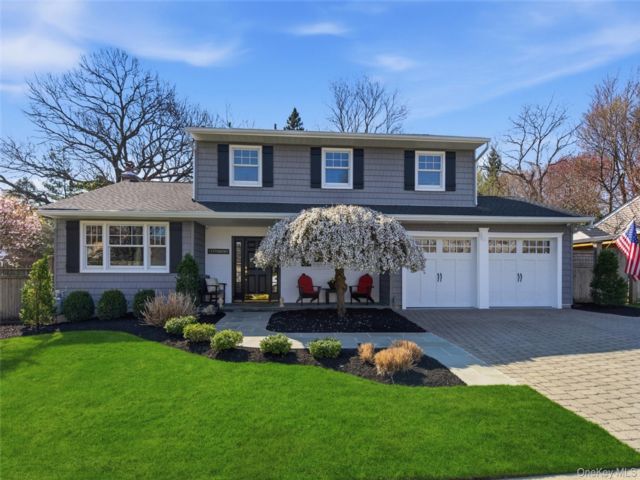  4 BR,  3.00 BTH &nbsp;Colonial style home in Centerport