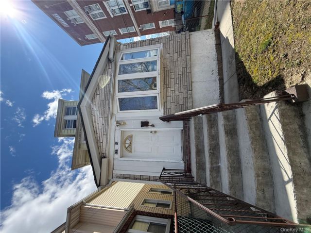  3 BR,  2.00 BTH &nbsp;Colonial style home in South Ozone Park