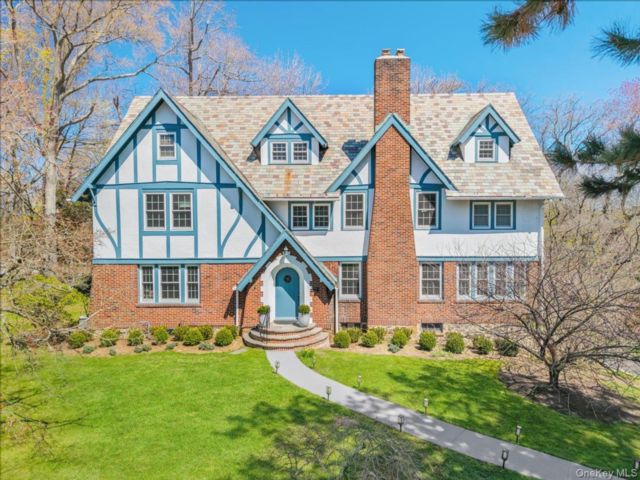 6 BR,  5.00 BTH &nbsp;Colonial style home in New Rochelle