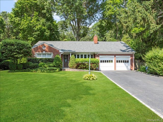  2 BR,  2.00 BTH &nbsp;Exp ranch style home in Huntington