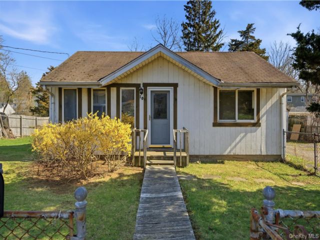  3 BR,  1.00 BTH &nbsp;Ranch style home in Huntington Station