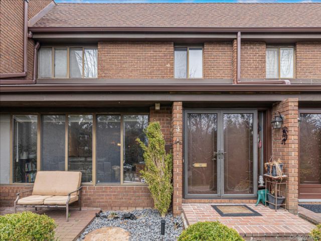  2 BR,  3.00 BTH &nbsp;Condo style home in Roslyn