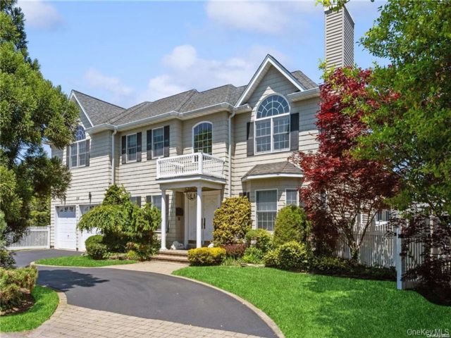  6 BR,  6.00 BTH &nbsp;Colonial style home in Woodmere