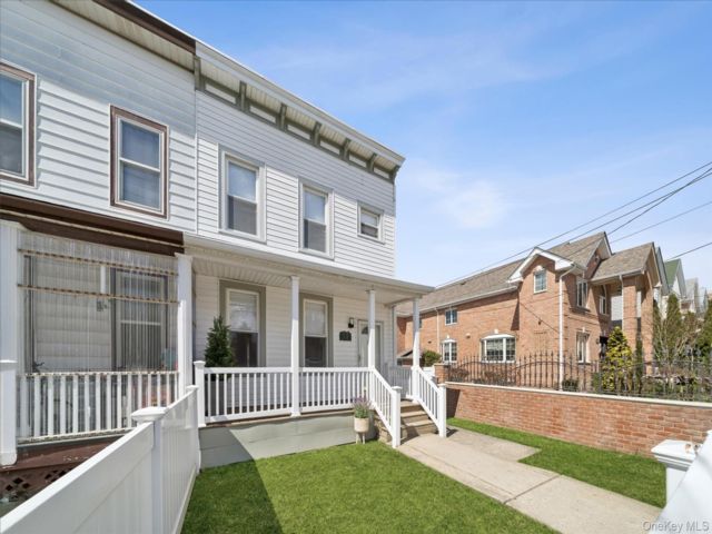  3 BR,  2.00 BTH &nbsp;Colonial style home in Whitestone