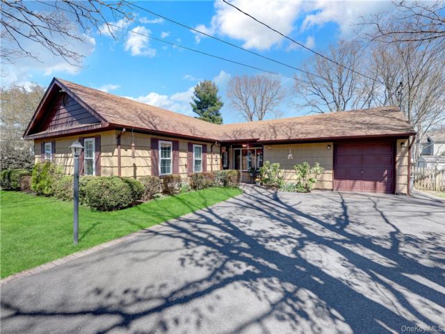  3 BR,  2.00 BTH &nbsp;Exp ranch style home in Bohemia