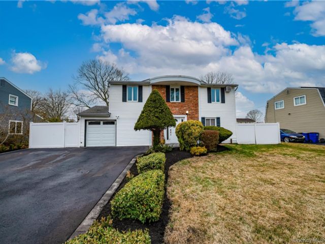  4 BR,  2.00 BTH &nbsp;Split level style home in Selden