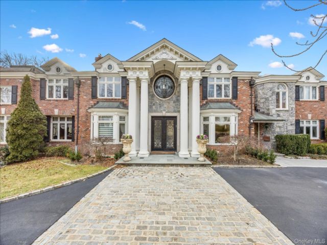  6 BR,  7.00 BTH &nbsp;Colonial style home in Great Neck