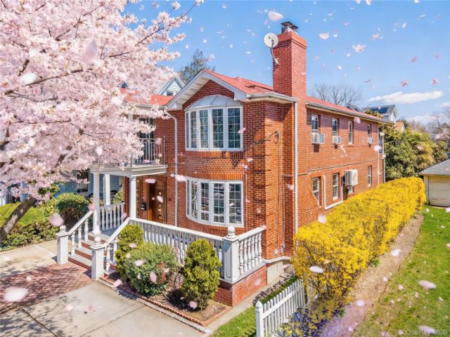  6 BR,  4.00 BTH &nbsp;House style home in Bayside