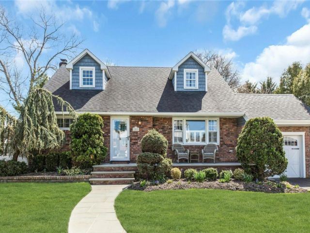  4 BR,  2.00 BTH &nbsp;Cape cod style home in Merrick