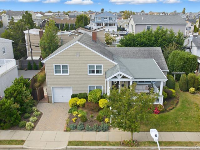  3 BR,  2.00 BTH &nbsp;Split ranch style home in Long Beach