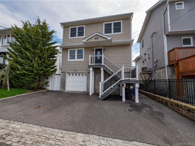  4 BR,  3.00 BTH &nbsp;Colonial style home in Lindenhurst