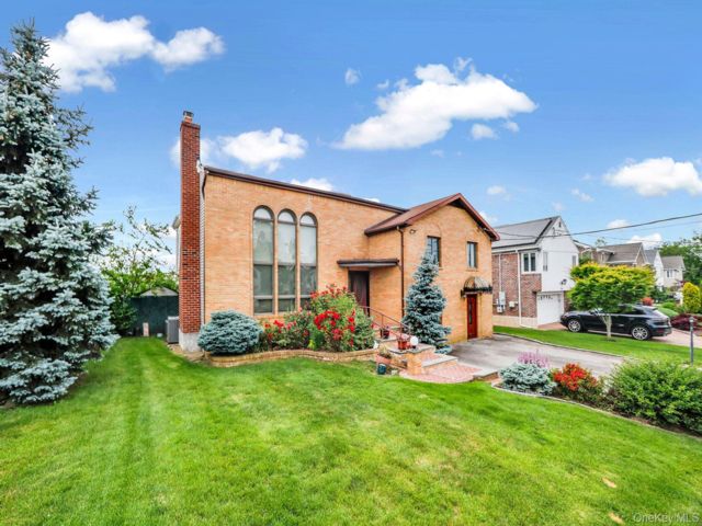  4 BR,  3.00 BTH &nbsp;Colonial style home in Oceanside