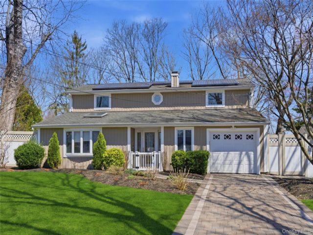  4 BR,  2.00 BTH &nbsp;Colonial style home in Selden