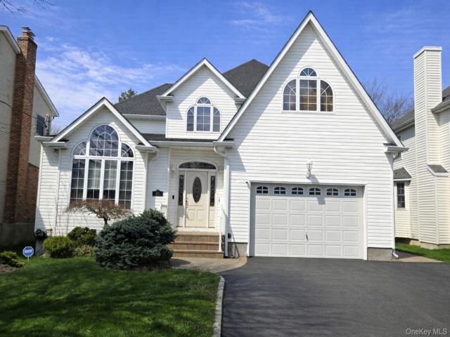  5 BR,  3.00 BTH &nbsp;Colonial style home in North Bellmore