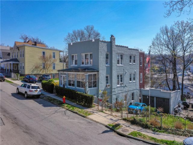  7 BR,  3.00 BTH &nbsp;House style home in Yonkers