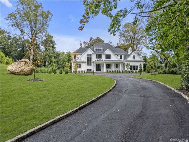  7 BR,  8.00 BTH &nbsp;Colonial style home in Sands Point