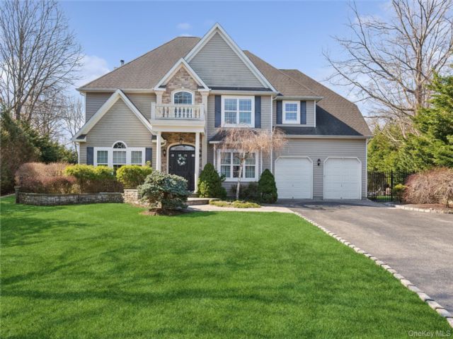  4 BR,  5.00 BTH &nbsp;Colonial style home in Mount Sinai