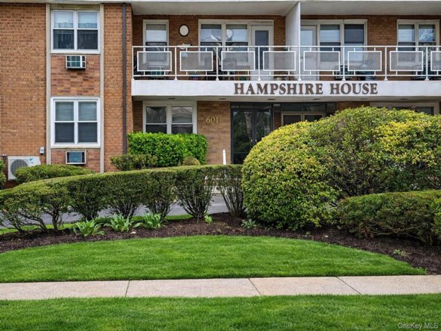  1 BR,  1.00 BTH &nbsp;Garden style home in Cedarhurst