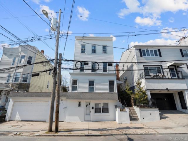  9 BR,  3.00 BTH &nbsp;House style home in Yonkers