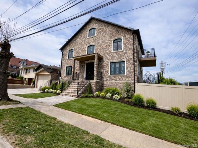  4 BR,  3.00 BTH &nbsp;Contemporary style home in Beechhurst