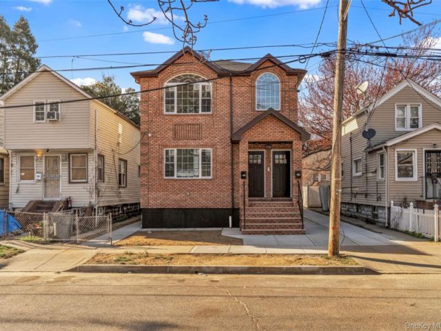  8 BR,  4.00 BTH &nbsp;House style home in Springfield Gardens