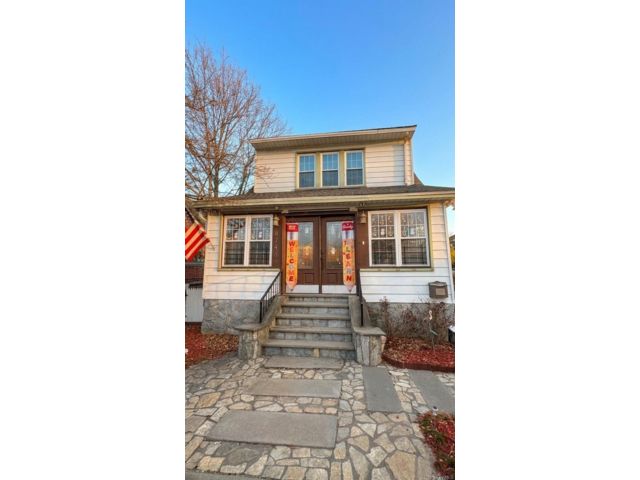  4 BR,  3.00 BTH &nbsp;Colonial style home in Jamaica Estates