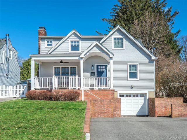  4 BR,  4.00 BTH &nbsp;Colonial style home in Locust Valley