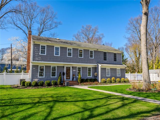  4 BR,  4.00 BTH &nbsp;Colonial style home in Port Jefferson