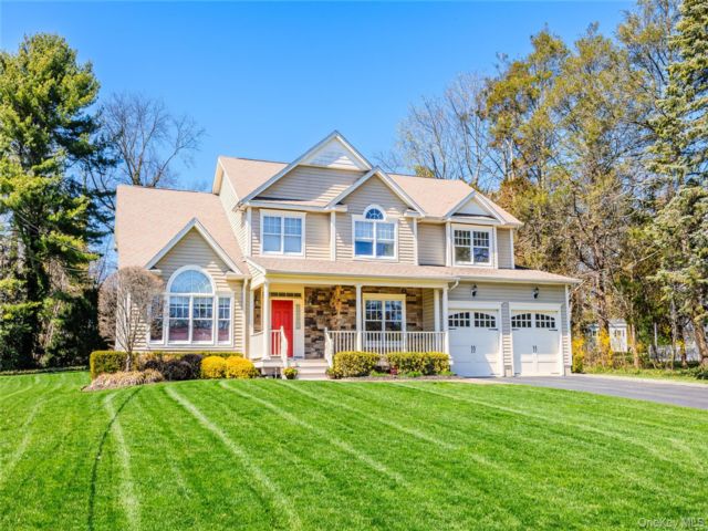  3 BR,  3.00 BTH &nbsp;Colonial style home in Huntington