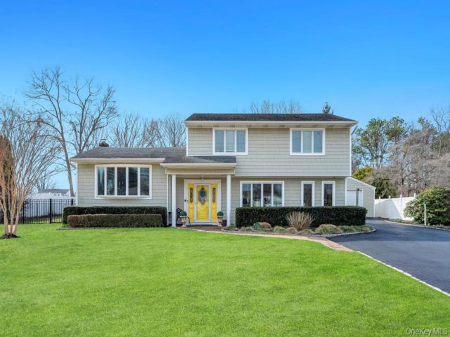  4 BR,  2.00 BTH &nbsp;Colonial style home in Bohemia