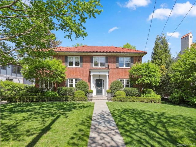  4 BR,  3.00 BTH &nbsp;Colonial style home in Bronxville
