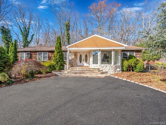  3 BR,  2.00 BTH &nbsp;Exp ranch style home in Melville