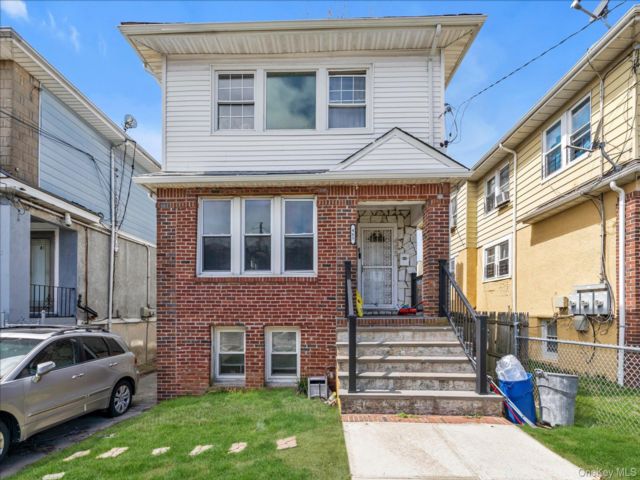  4 BR,  2.00 BTH &nbsp;Colonial style home in Arverne