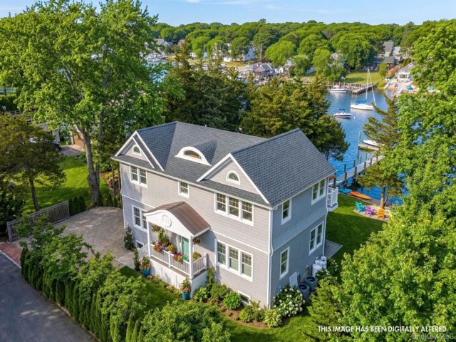  3 BR,  3.00 BTH &nbsp;Post modern style home in Aquebogue