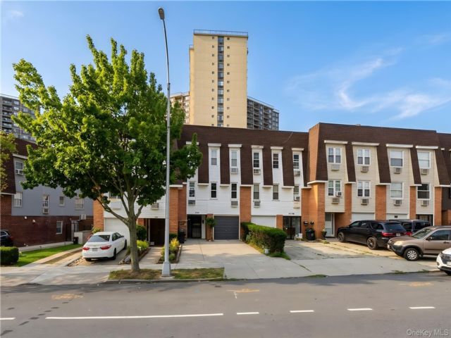  2 BR,  2.00 BTH &nbsp;Colonial style home in Bayside