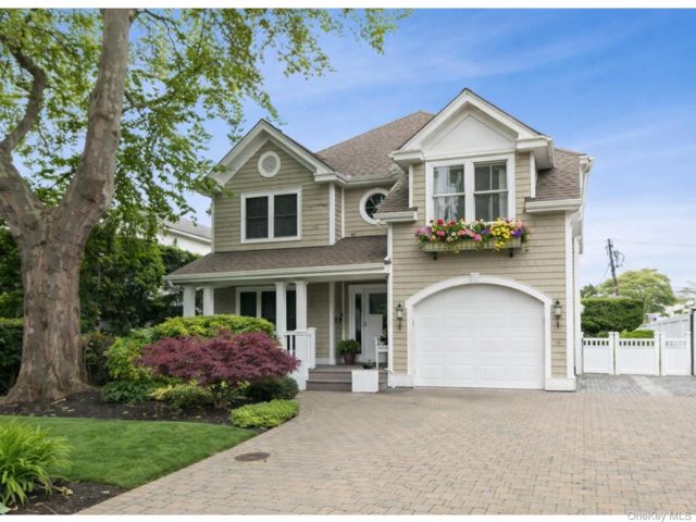  4 BR,  3.00 BTH &nbsp;Colonial style home in Babylon