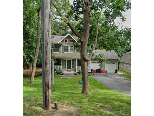  1 BR,  1.00 BTH &nbsp;Colonial style home in Smithtown