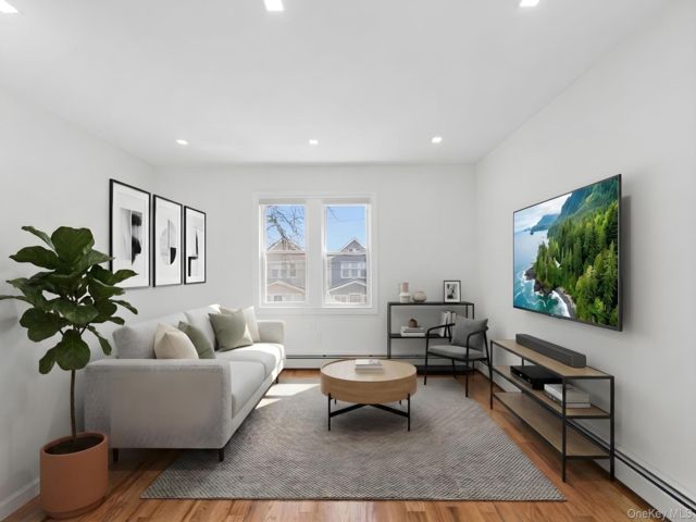  5 BR,  4.00 BTH &nbsp;House style home in Jamaica