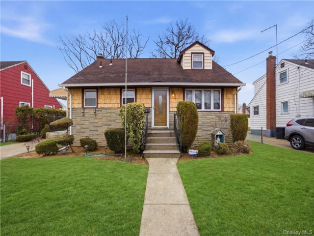  4 BR,  2.00 BTH &nbsp;Exp cape style home in Valley Stream