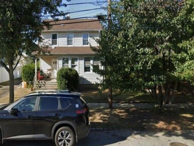  4 BR,  3.00 BTH &nbsp;Colonial style home in Hicksville