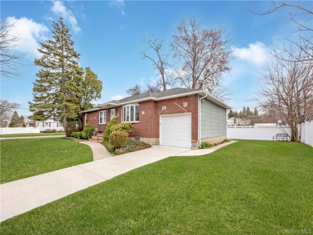  3 BR,  2.00 BTH &nbsp;Ranch style home in Farmingdale