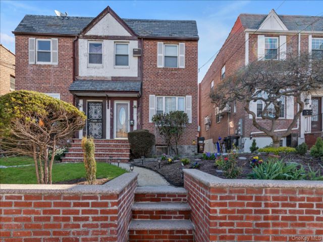  3 BR,  2.00 BTH &nbsp;Colonial style home in Queens Village
