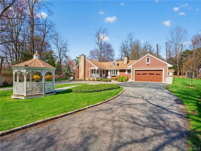  3 BR,  3.00 BTH &nbsp;Ranch style home in Hartsdale