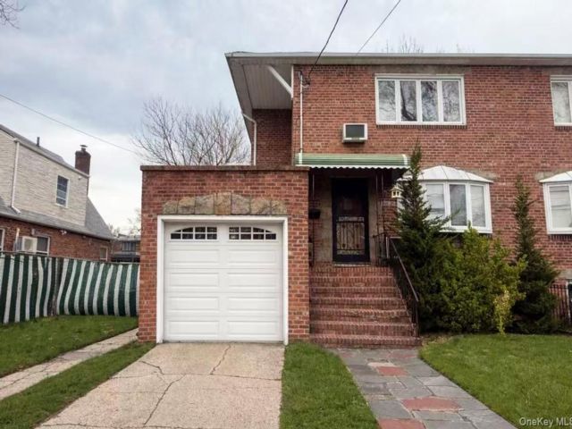  3 BR,  3.00 BTH &nbsp;Contemporary style home in Whitestone